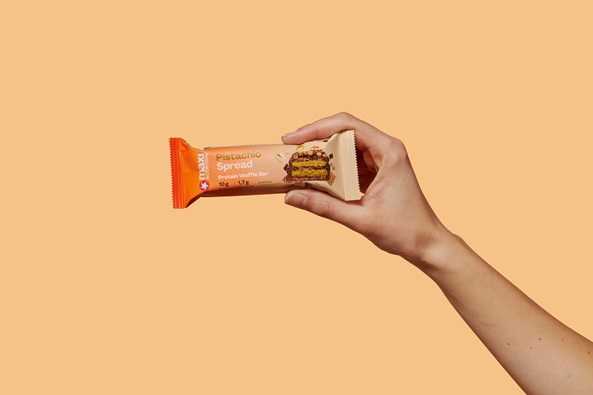  maxinutrition protein waffle bar pistachio spread in der hand gehalten