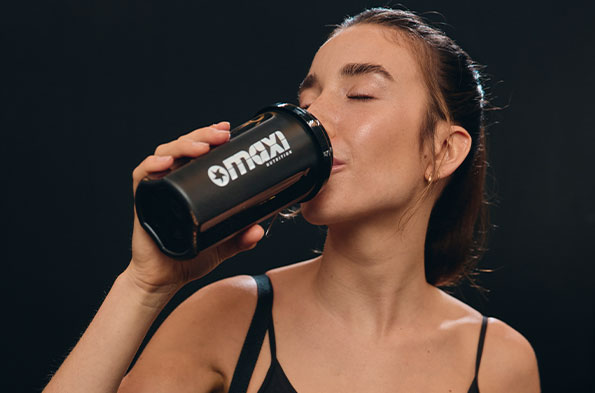 Frau trinkt Shake