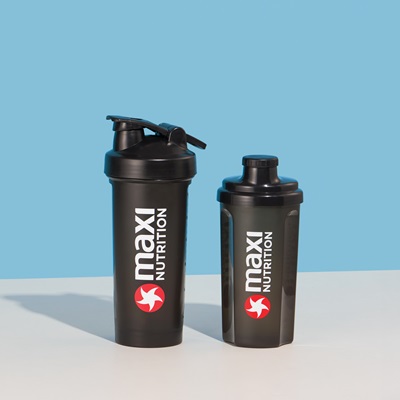 maxinutrition-shaker-schwarz-500ml-und-700ml-vor-blauem-hintergrund