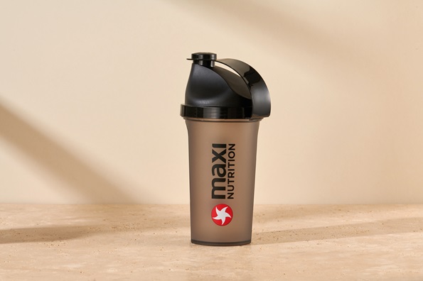 maxinutrition-shaker-schwarz-mit-deckel-vor-hintergrund