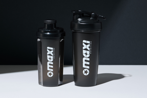 maxinutrition-shaker-schwarz-mit-logo-beide