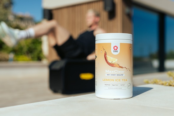 maxinutrition-sportler-beim-outdoor-workout-mit-clear-whey-isolate-dose