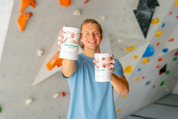 maxinutrition-sportler-mit-zwei-maxvegan-dosen-in-der-hand