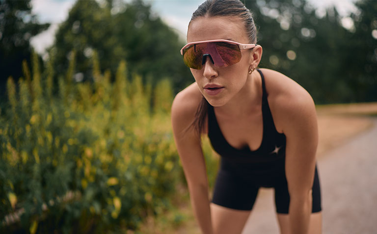 Frau mit Sportoutfit und Brille nach dem Joggen