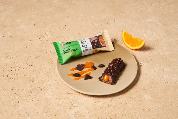 maxinutrition-vegan-creamy-core-protein-bar-dark-chocolate-orange-zutaten-auf-teller