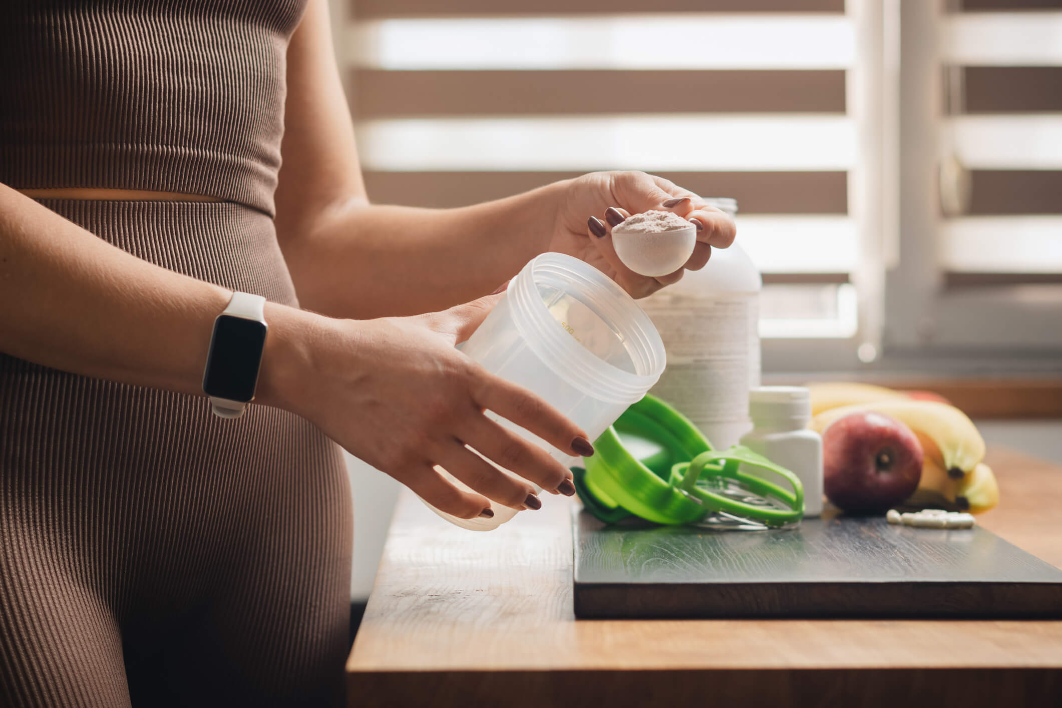 maxinutrition-veganer-muskelaufbau-frau-macht-shake
