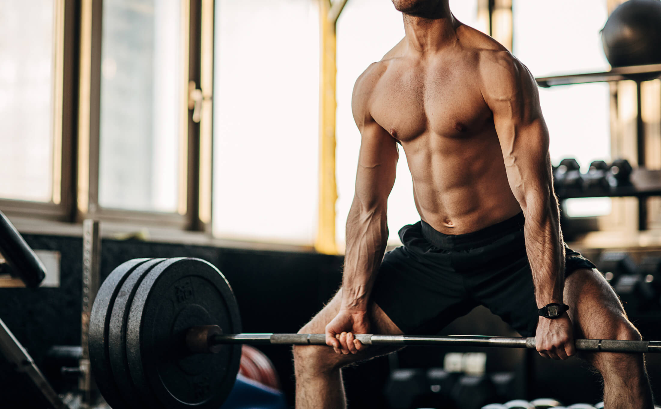 maxinutrition-veganer-muskelaufbau-mann-macht-deadlift