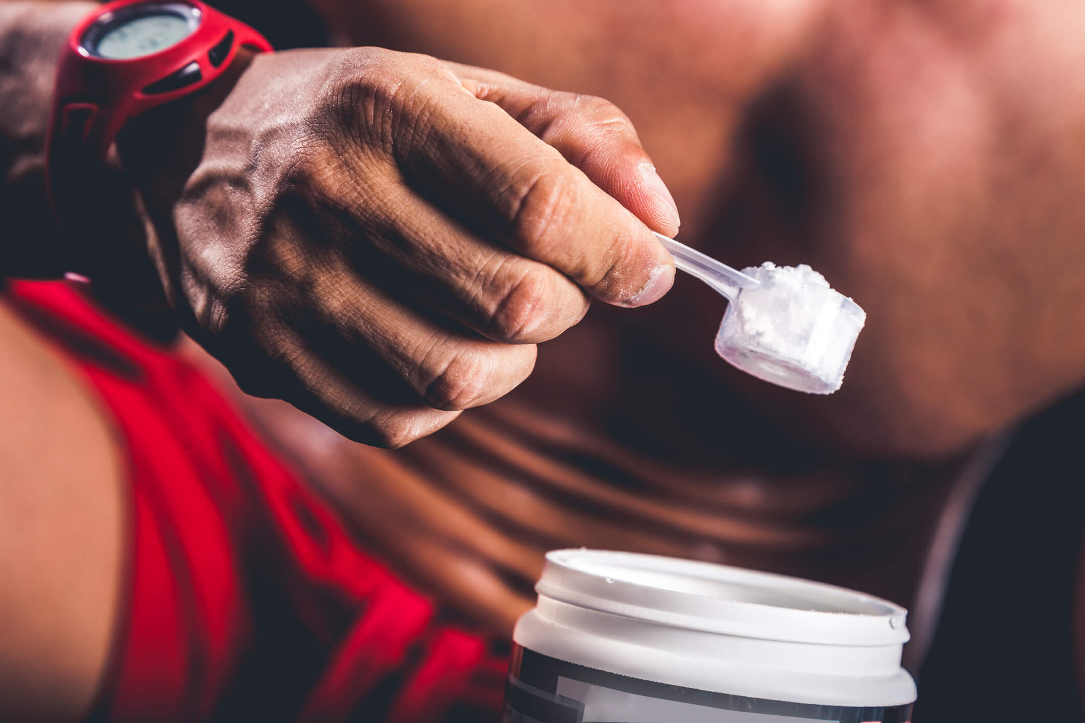 maxinutrition-veganer-muskelaufbau-mann-mit-kreatin