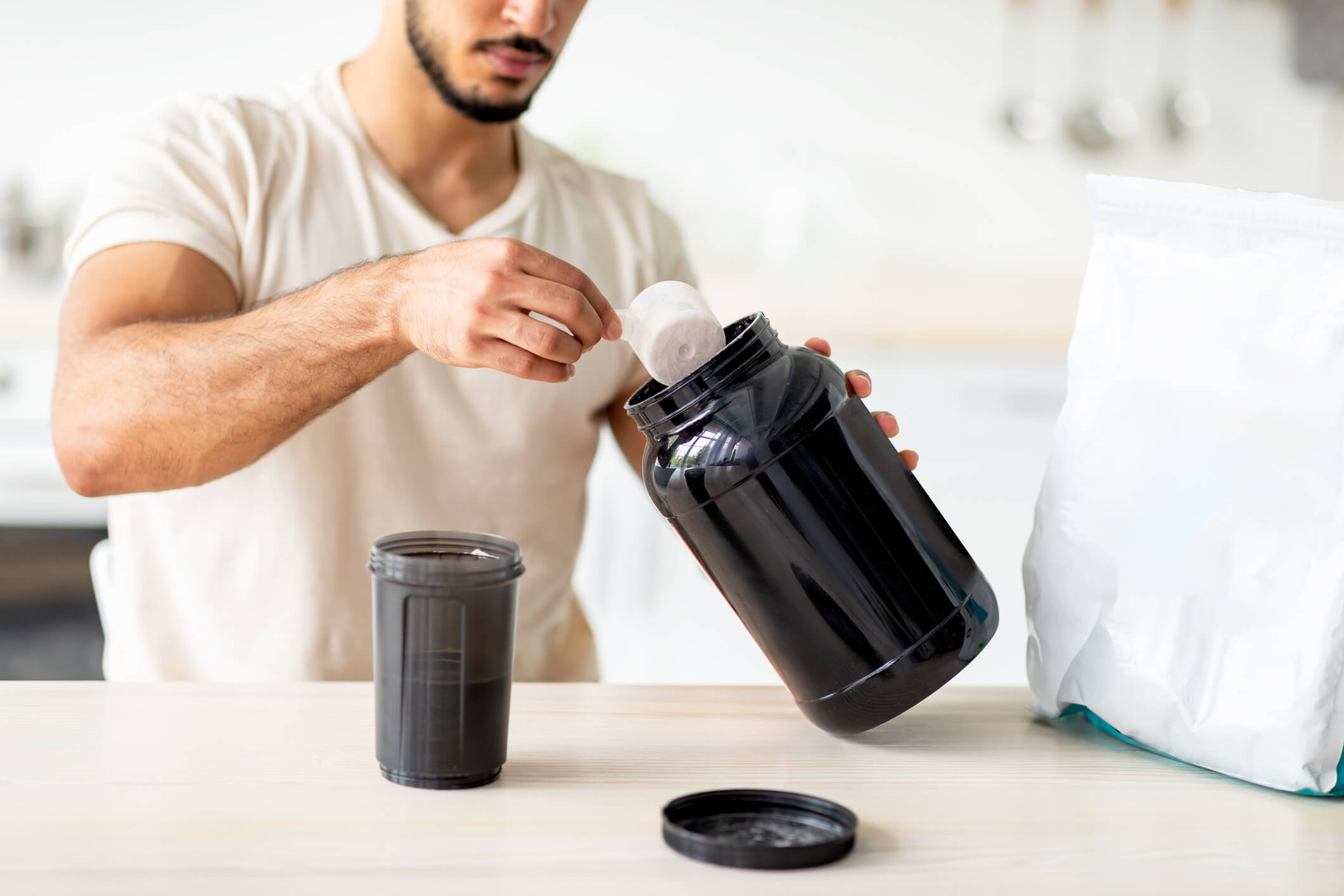 maxinutrition-veganer-muskelaufbau-mann-mit-protein-shake