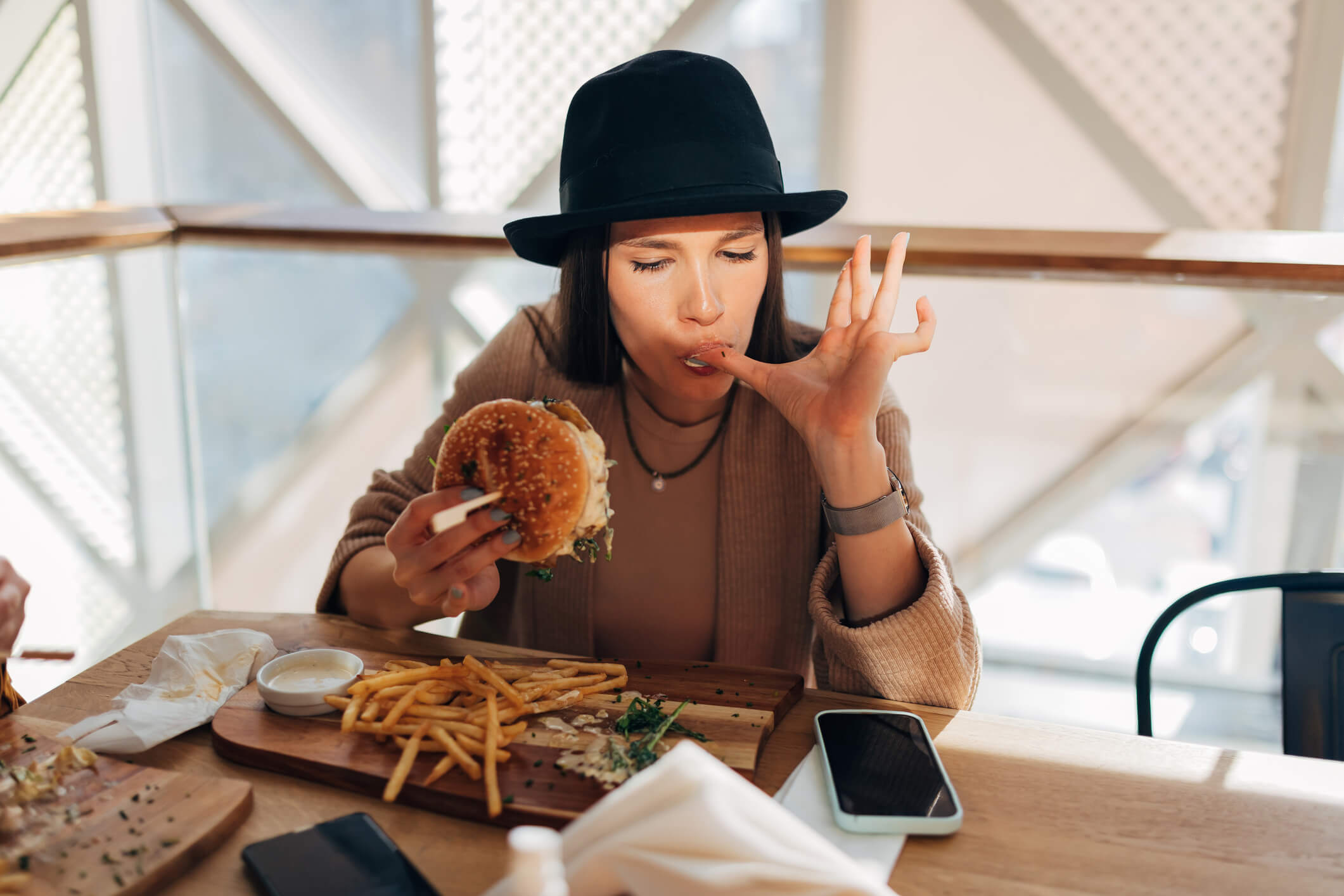 maxinutrition-warum-nehme-ich-nicht-ab-frau-isst-burger-mit-pommes