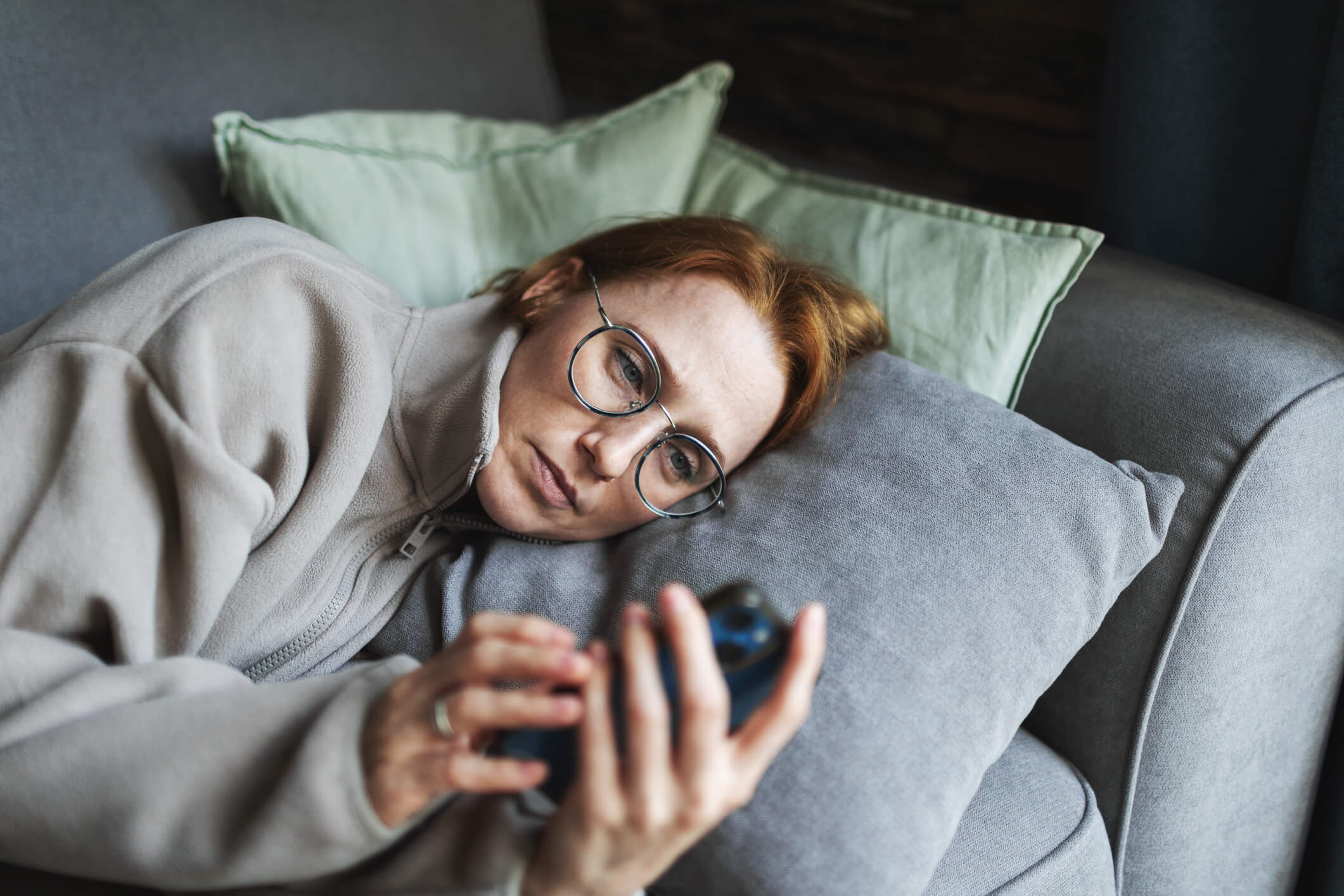 maxinutrition-warum-nehme-ich-nicht-ab-frau-liegt-im-bett-mit-handy