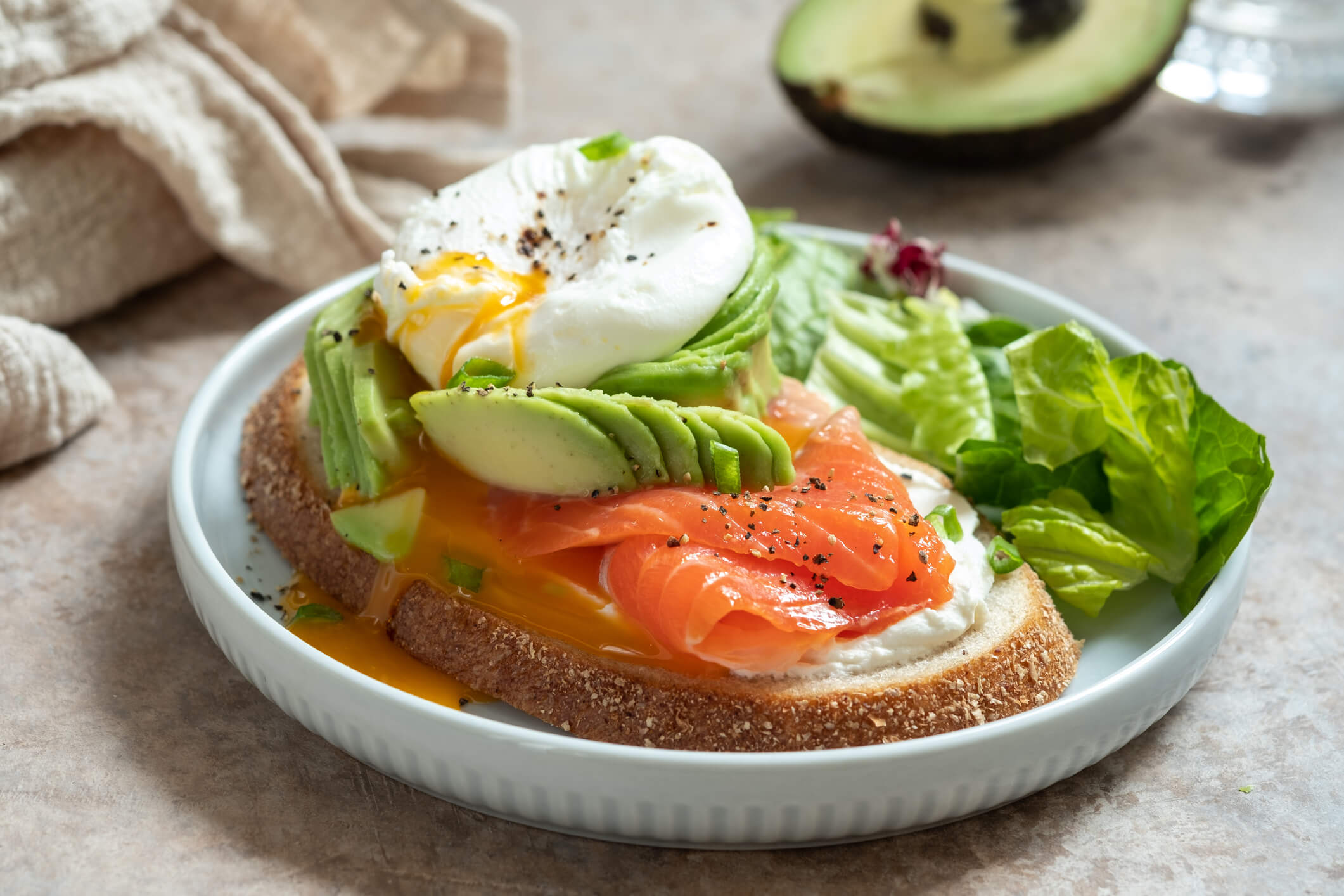 maxinutrition fettverbrennung ankurbeln - brot mit avocado und lachs