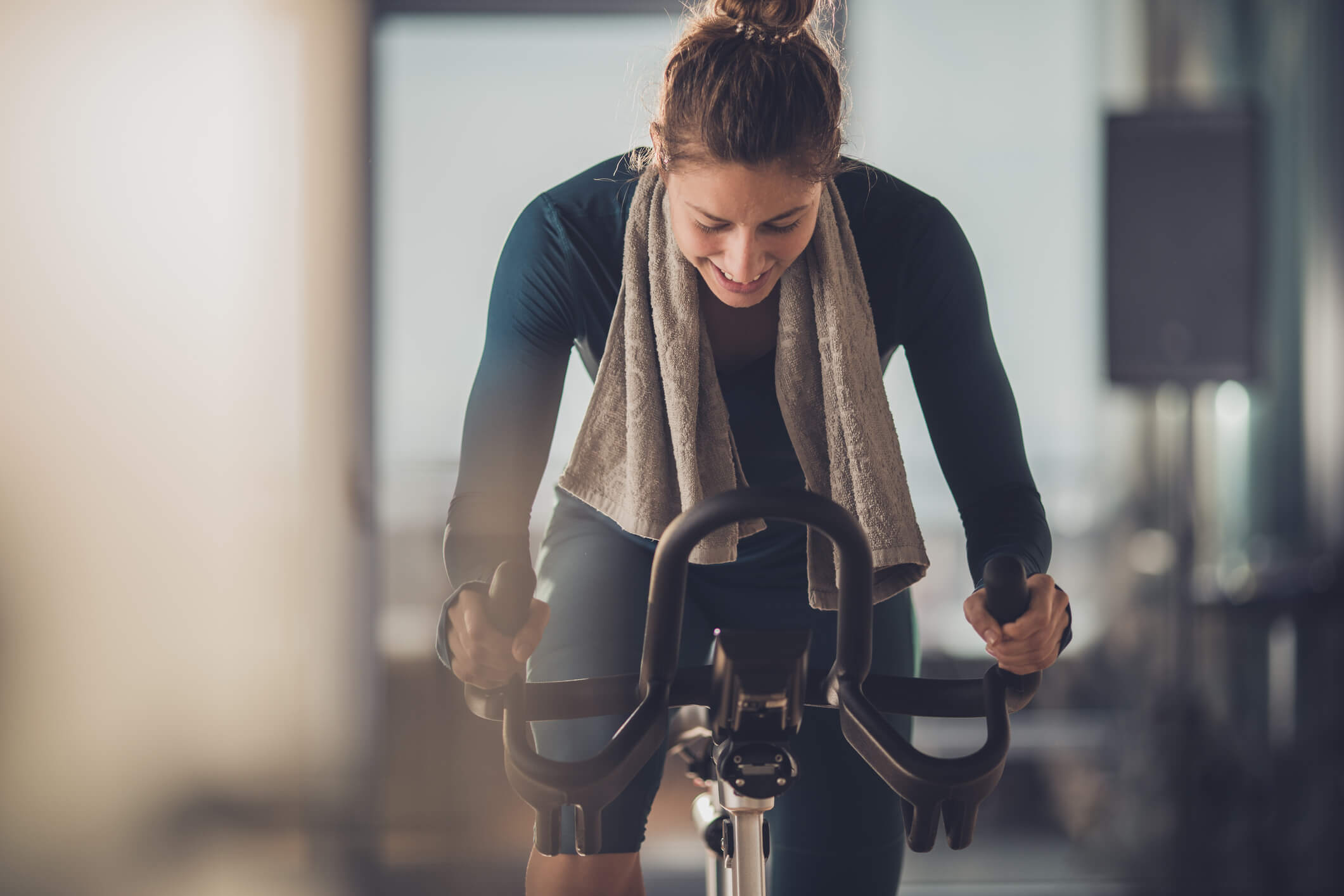 maxinutrition mit sport abnehmen - frau auf dem Heimtrainer