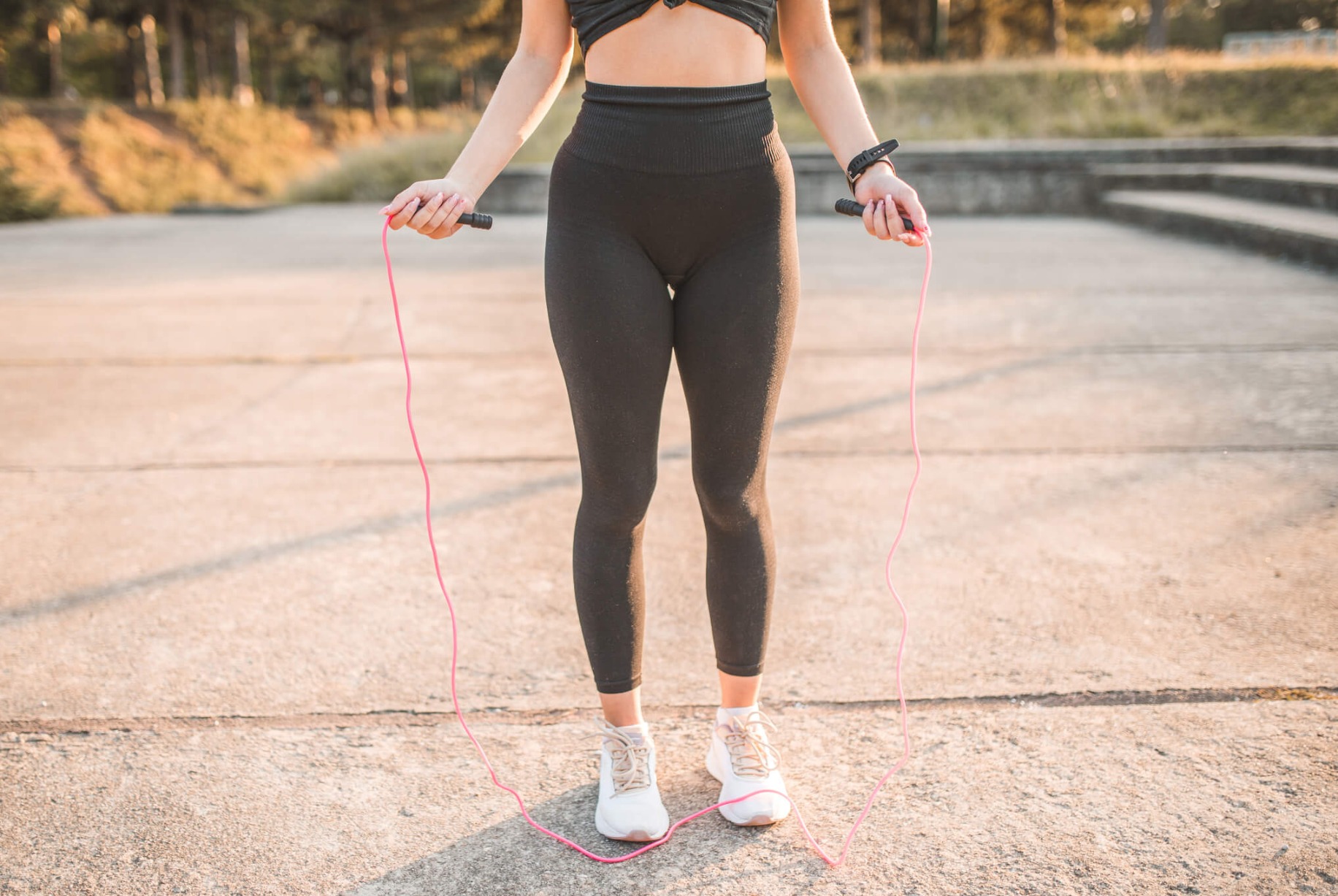 maxinutrition mit sport abnehmen - frau beim Seilspringen-
