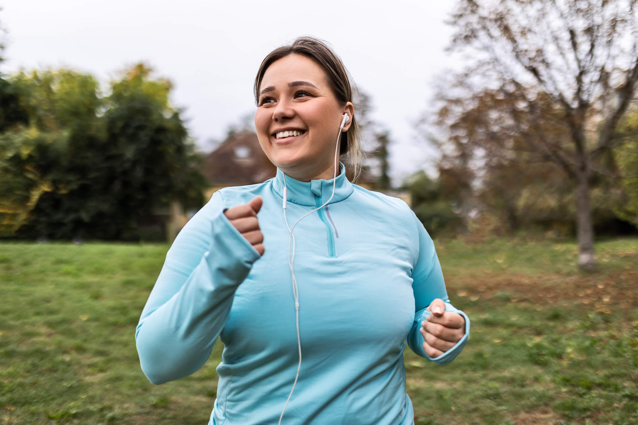 maxinutrition mit sport abnehmen - frau beim joggen