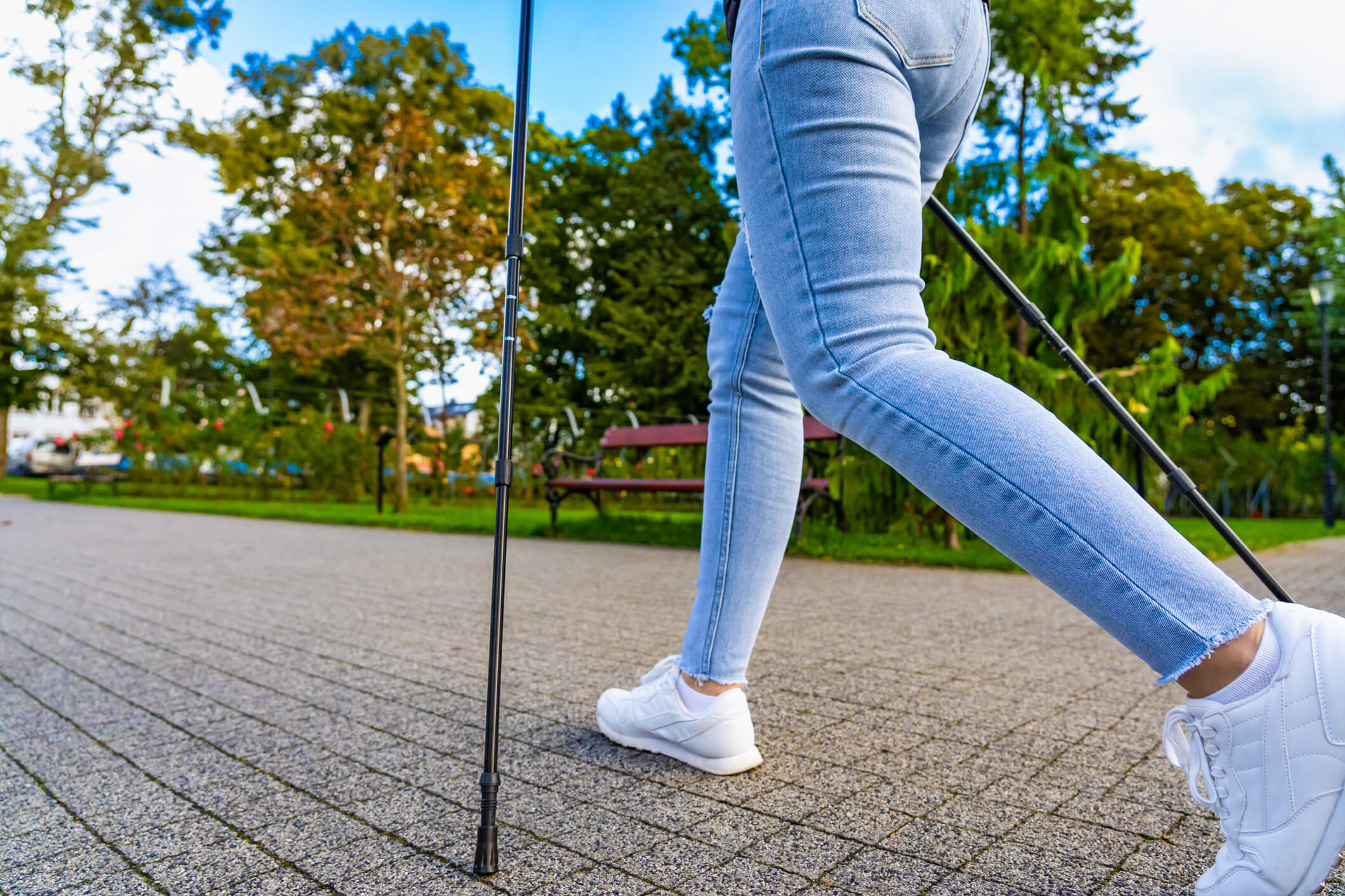 maxinutrition mit sport abnehmen - frau beim walking