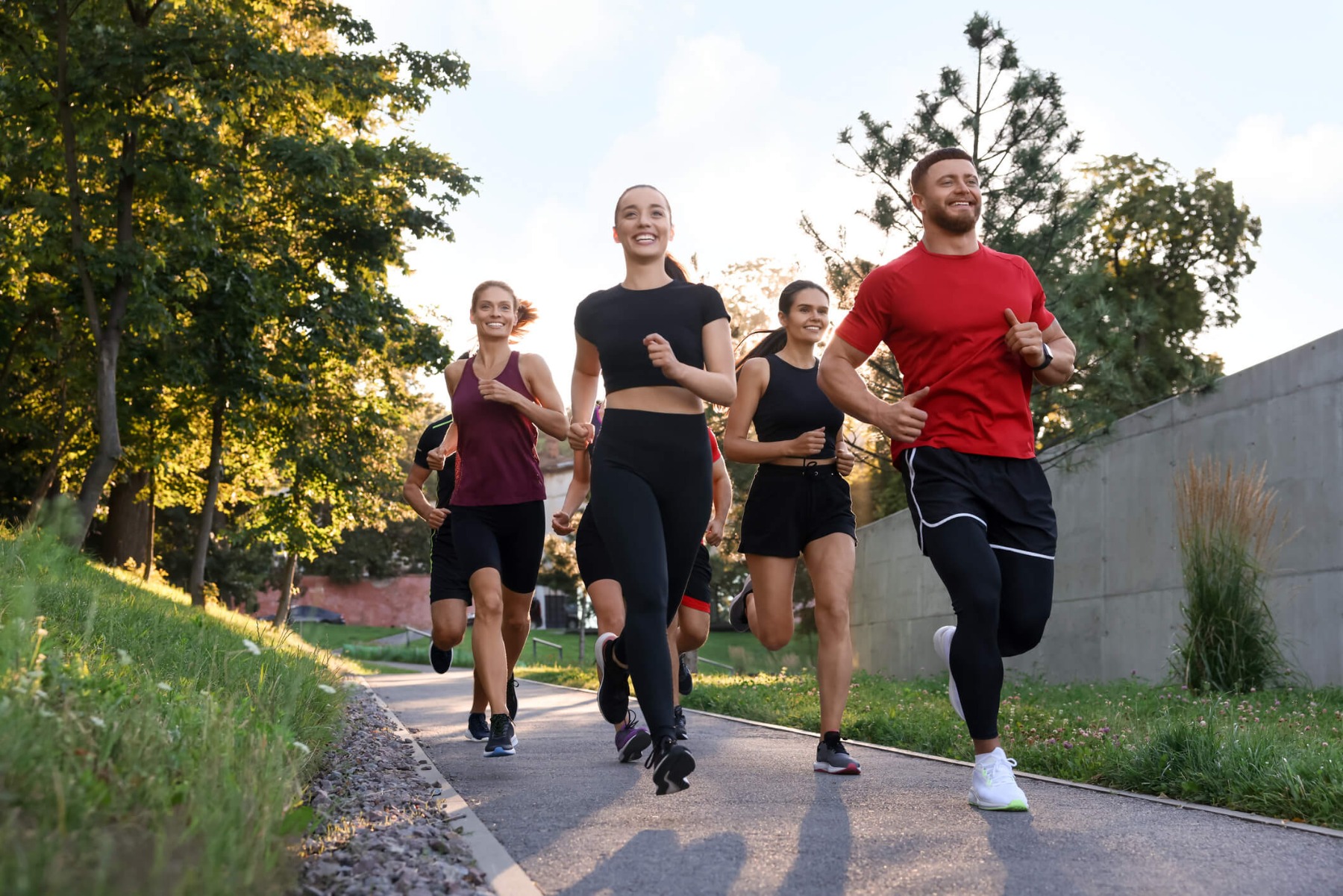 maxinutrition mit sport abnehmen - gruppe beim joggen
