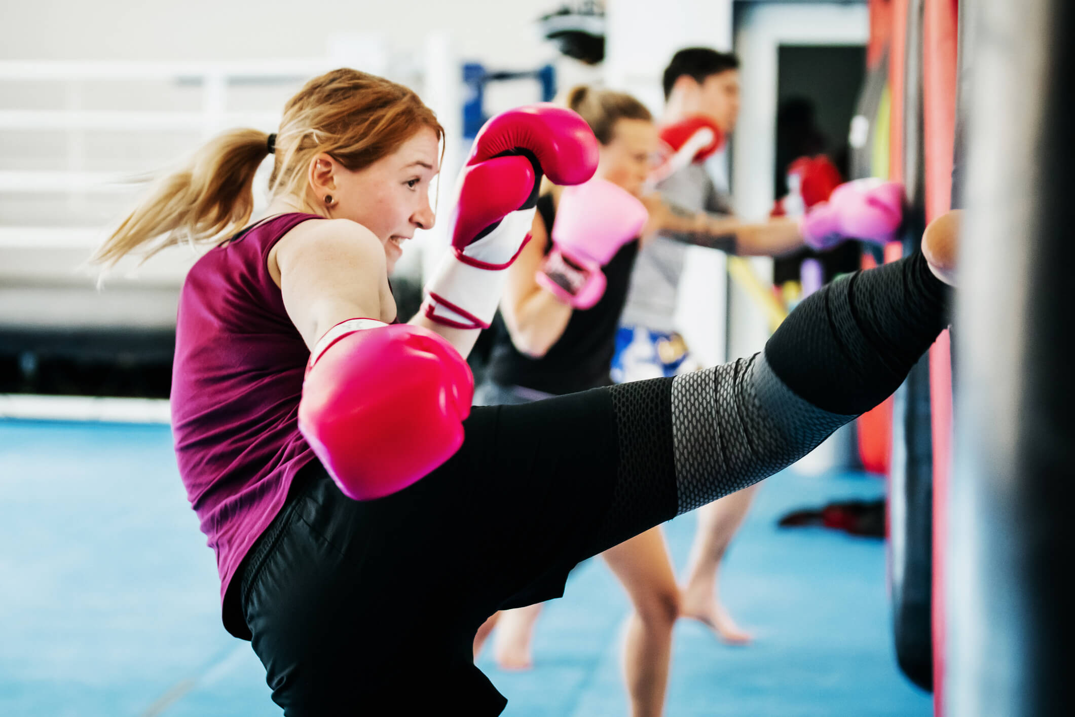 maxinutrition mit sport abnehmen - gruppe beim kickboxen