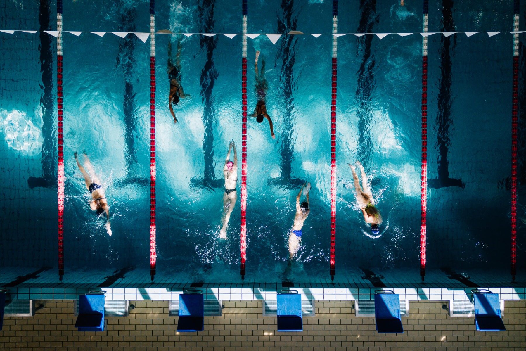 maxinutrition mit sport abnehmen - gruppe von schwimmern