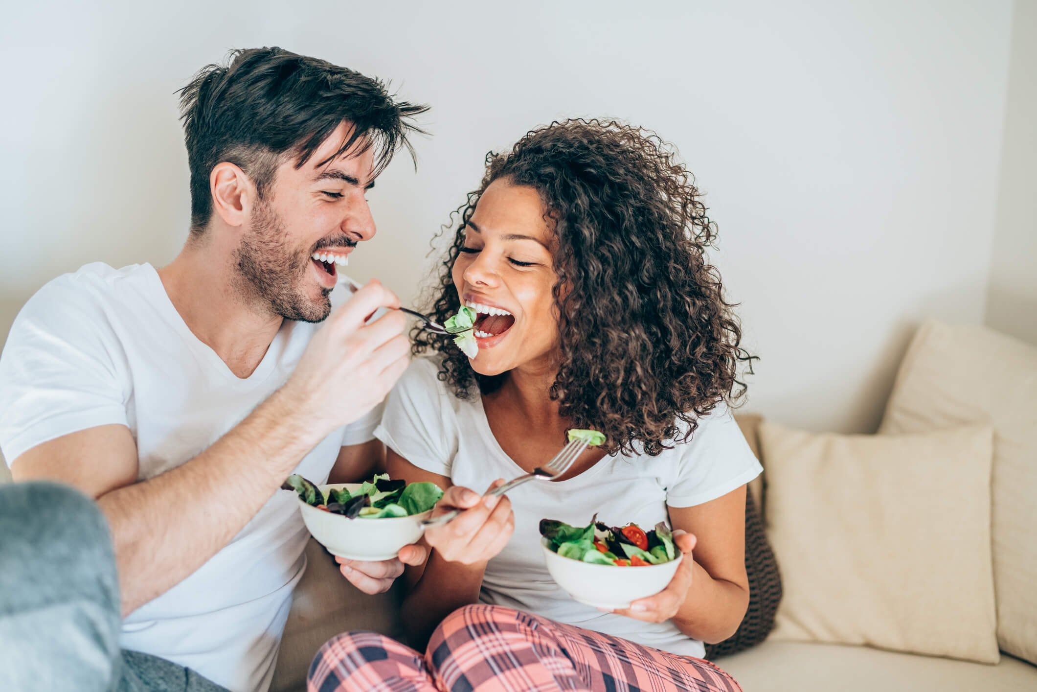 maxinutrition mit sport abnehmen - junges paar beim essen