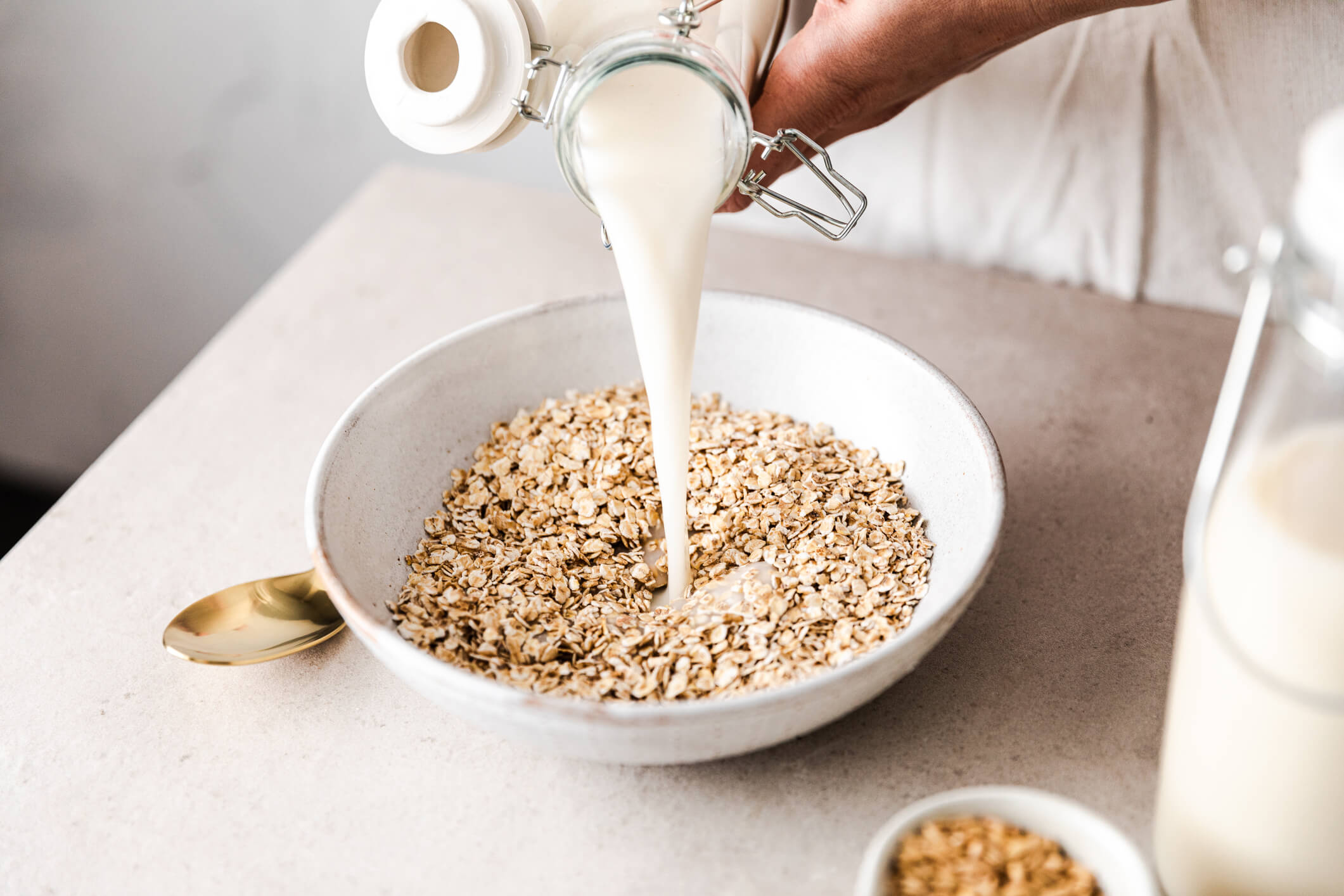 maxinutrition mood food - Müsli wird mit Milch zubereitet