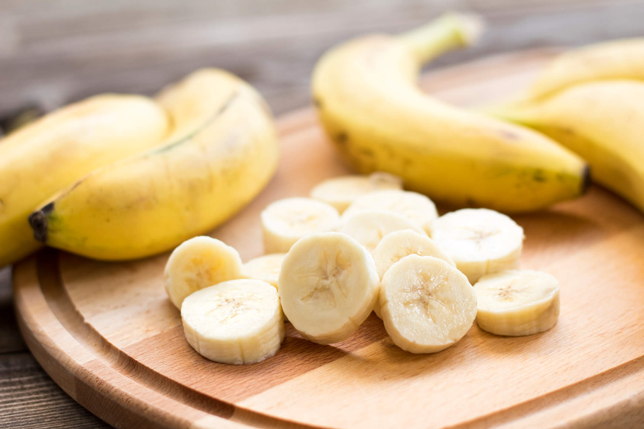 maxinutrition mood food - aufgeschnittene Banane auf einem Brettchen