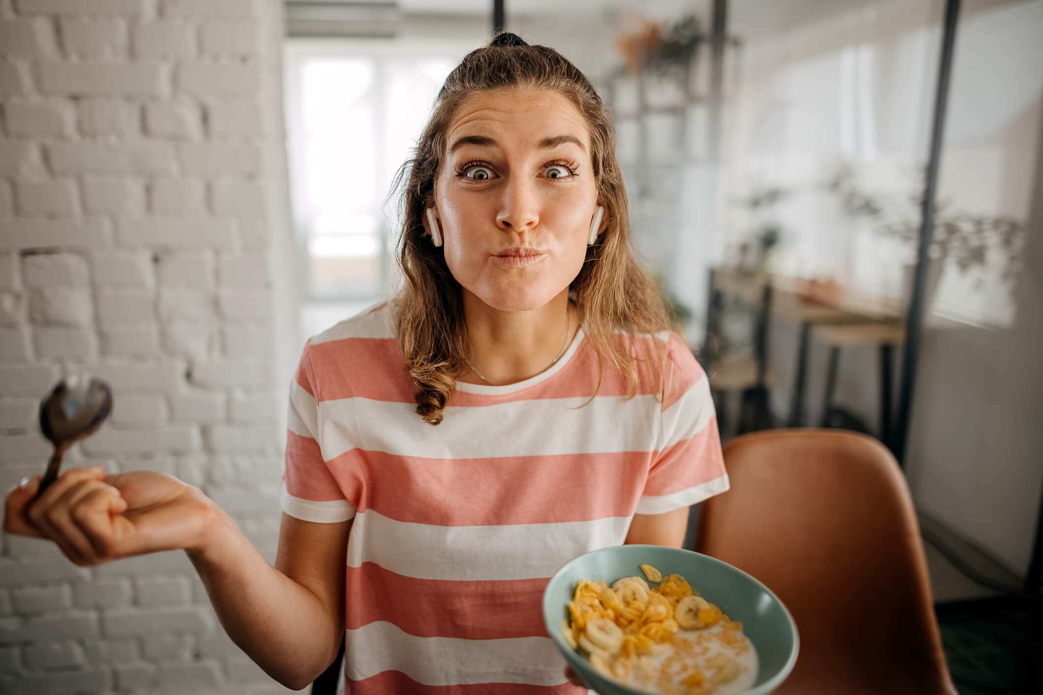 maxinutrition mood food - frau isst müsli