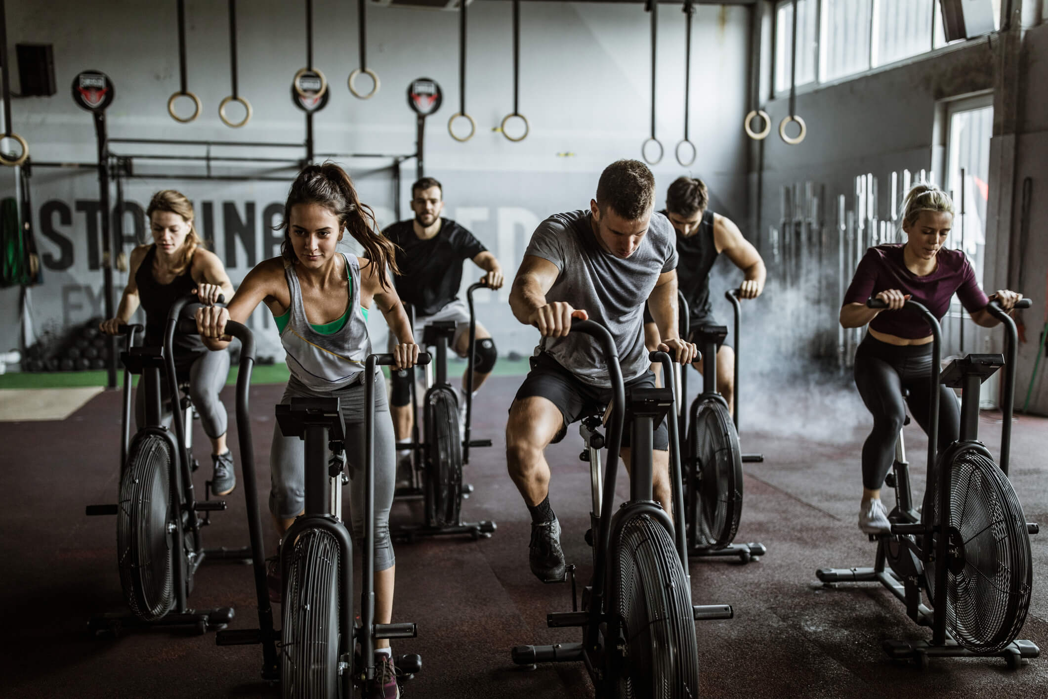 maxinutrition muskeln definieren - gruppe im gym beim spinning