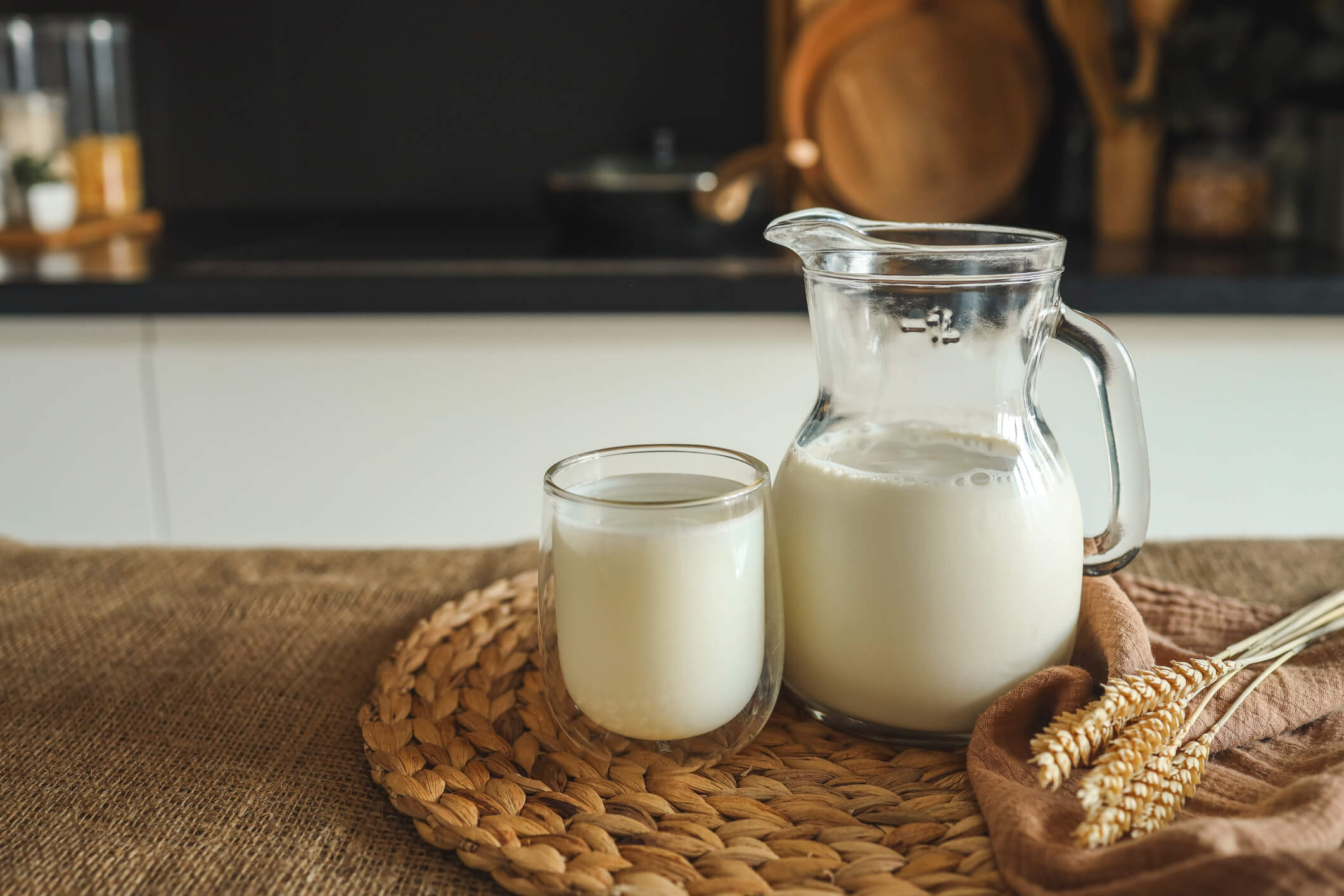 maxinutrition_vegane_ernährung__so_startest_du_ein_pflanzliches_leben_frische_milch_im_glas