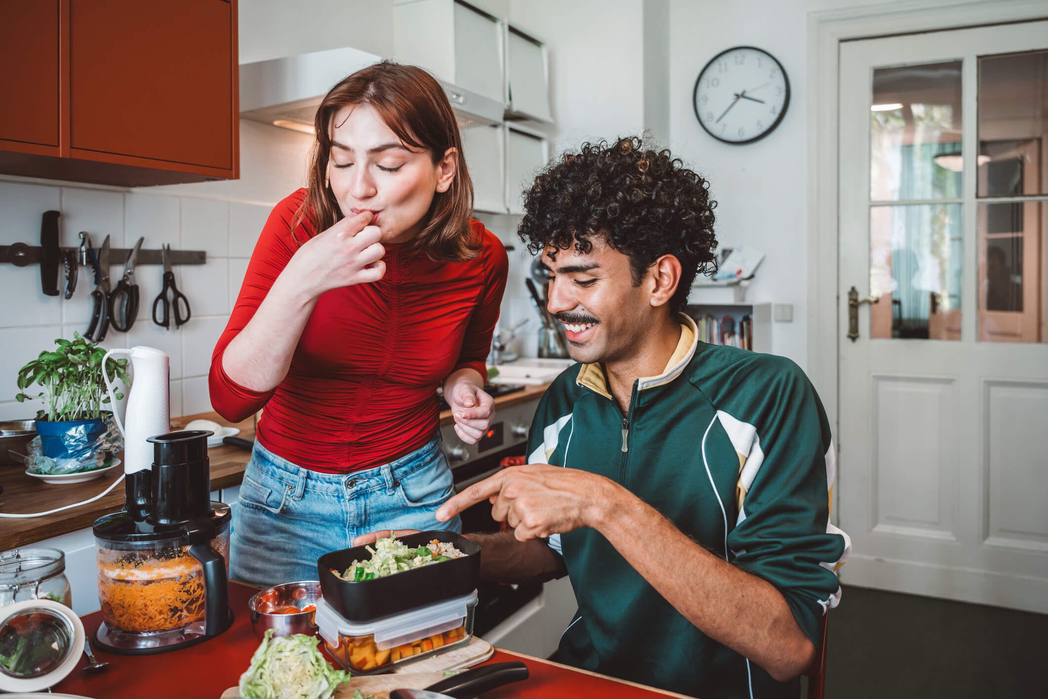 maxinutrition_vegane_ernährung__so_startest_du_ein_pflanzliches_leben_mann_und_frau_naschen_aus_brotdose