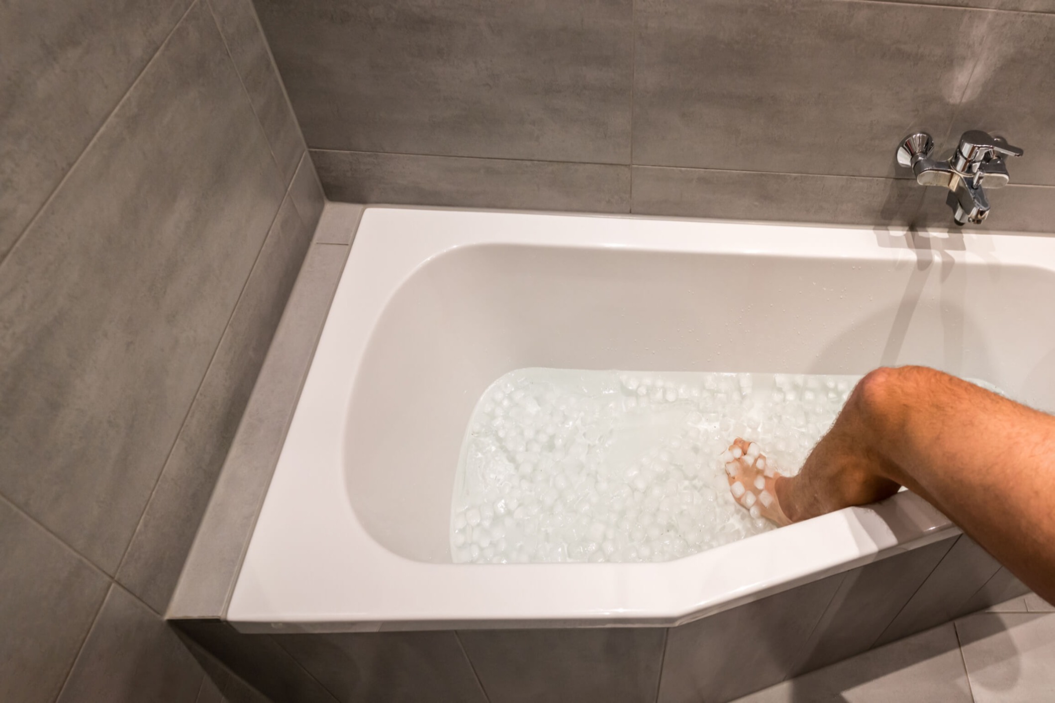 maxinutrition_was_hilft_gegen_muskelkater_badewanne_mit_eiswasser_