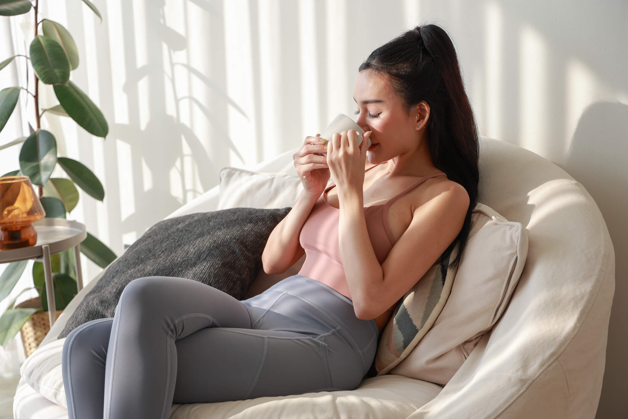 maxinutrition_was_hilft_gegen_muskelkater_frau_mit_morgenkaffee