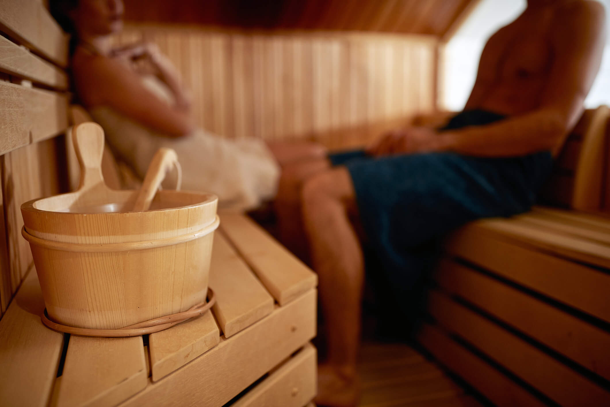 maxinutrition_was_hilft_gegen_muskelkater_zwei_personen_in-der_sauna